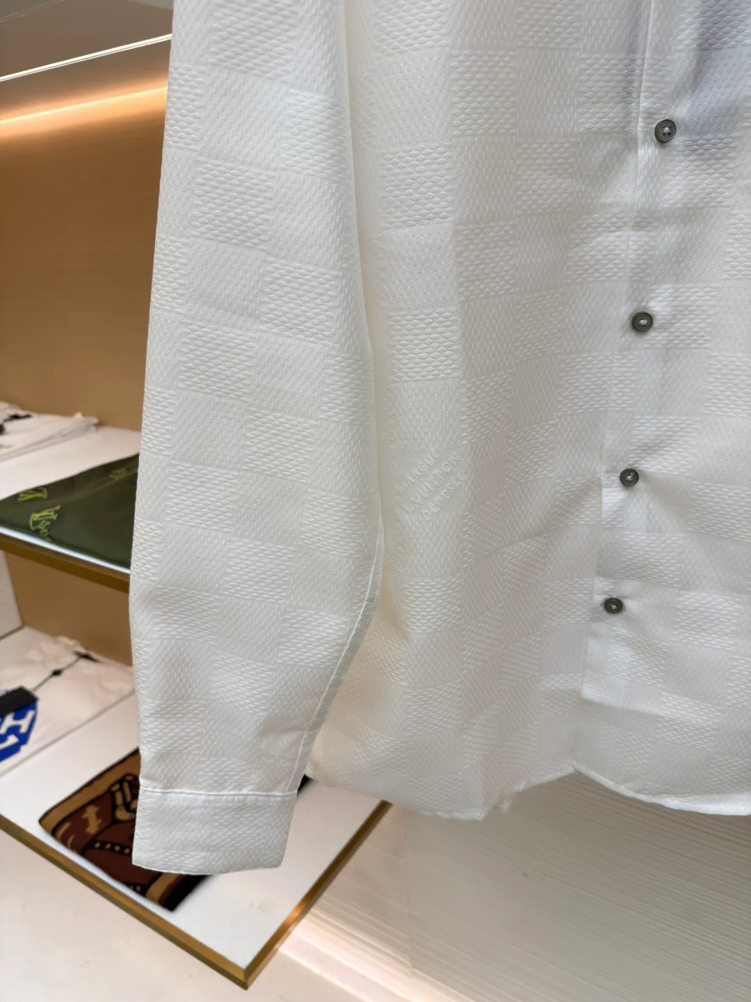 LOUIS VUITTON checkerboard jacquard long-sleeved shirt ●Original version: Purchased and developed by 7269 ●Item number: 1681031-A85 ●Fabric: mulberry silk fabric ●Technology: full-width jacquard production ●Version: fitted version ●Weight: about 280 grams ●Size: S-M-L-XL ●Description: Customized mulberry silk jacquard fabric, 75D high temperature, fermented fabric wash, customized buttons, customized logo, jacquard embellishment to upgrade the gorgeous style of woolen evening suit with exquisite luster texture. The overall wiring is straight and delicate, the fabric is comfortable and soft, and the color is consistent without color difference. It can be matched with the same style to create a fashionable look and control various occasions. Customized accessories, complete with three standards, same style for men and women!